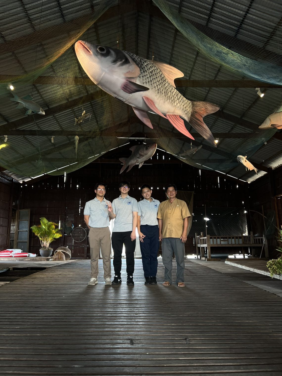 3 học sinh dạy thêm để kiếm tiền mở phòng trưng bày các loài cá Mê Kông